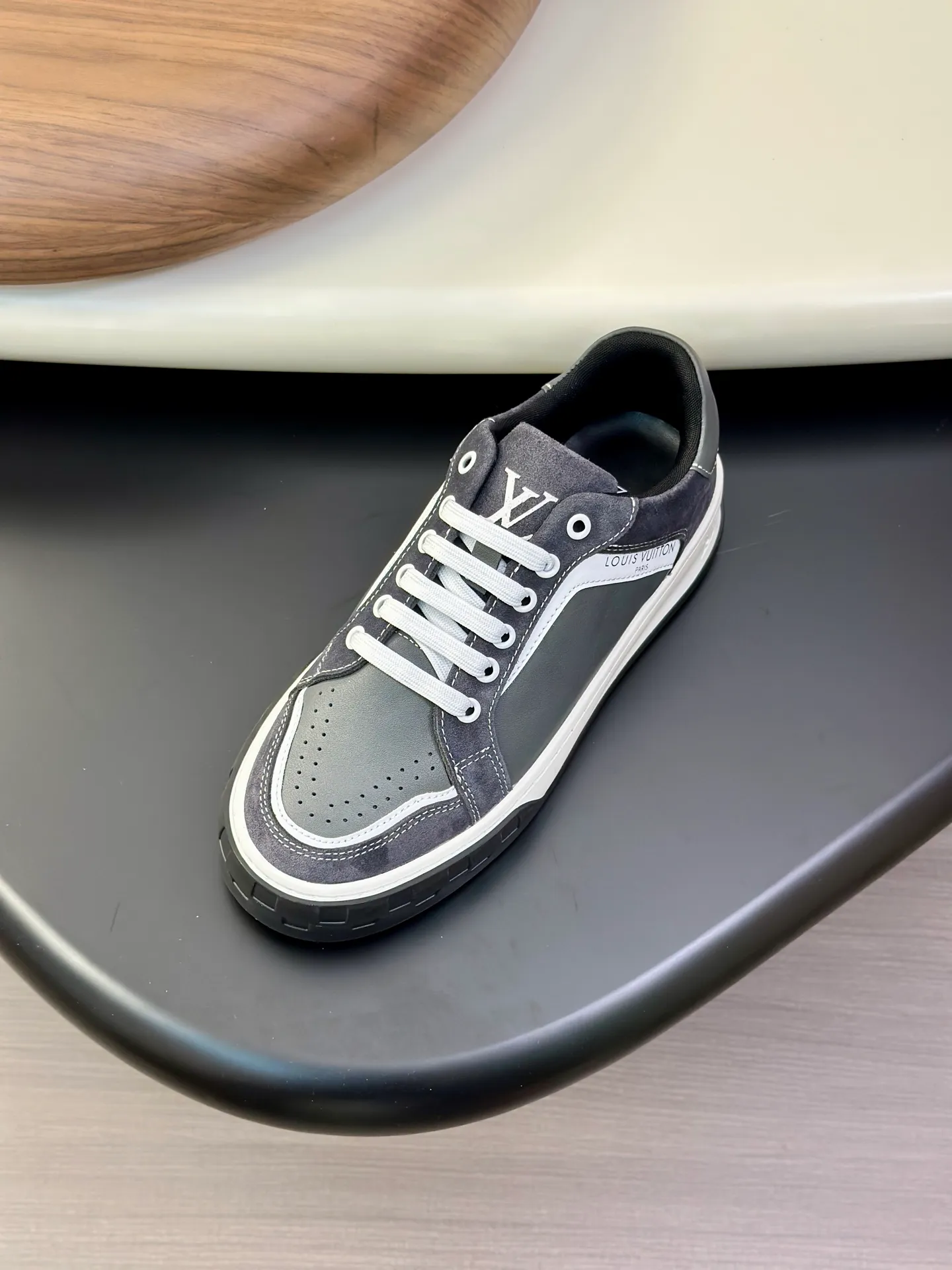 Men's shoes💰740 Lv 🔍Top purchasing agent🇮🇹 Louis Vuitton, the sports sneaker counter is synchronized, the uppers are imported from Italy, high-quality splicing colorful and complex crafts, the imported mesh padding is soft and comfortable, soles: original soles specially provided by the original factory, T men's men's shoes 💰U exclusive movable molded soles are super comfortable, original factory and single goods, 🔍🔍high quality, you can enter and leave the counter at will, welcome to compare, code number 38-44 (customized 45)
